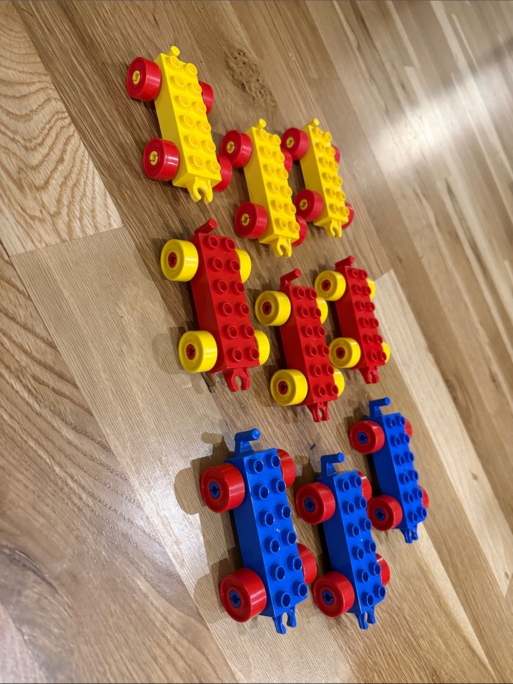 LEGO Duplo Set of 9 Vintage Train Car Bases - Picture 2 of 5